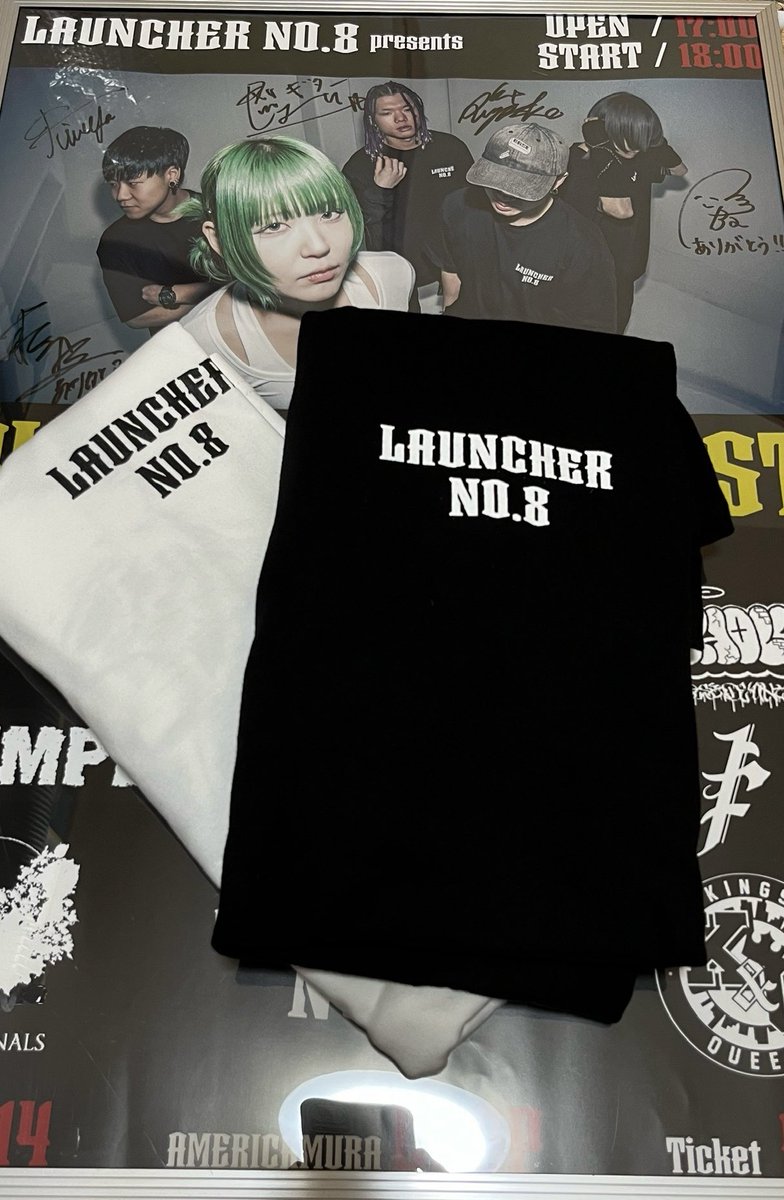 WRYYYYNo8's tweet photo. サイン入りポスターは早速額に入れました。Tシャツも白黒両方購入!
SUBLIMINALSのセトリもらいました。初見だったけどマージカッコよかった!
あとピックもゲットしたんだけど失礼ながら誰のかわからず��
#PLAYINGDEADFEST https://t.co/AS0DrcCLk2