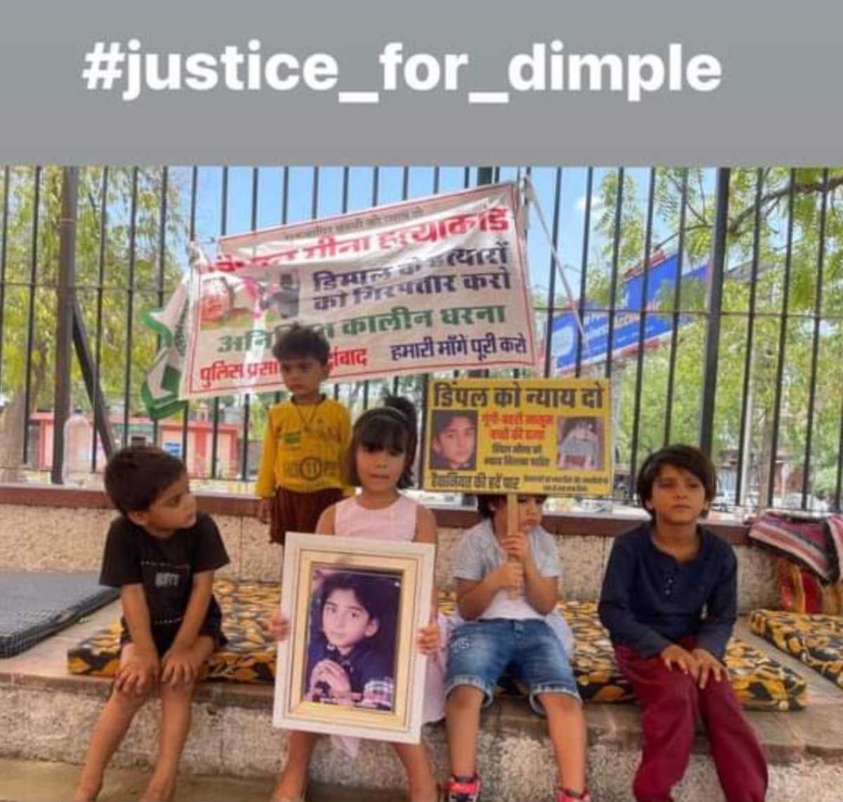 nemimeena7697's tweet photo. जो भी हुआ निष्पक्ष जाँच  होनी चाहिए 😭😭 आज डिंपल बेटी के साथ कल मेरी बेटी के साथ सकता है 😭 कल किसी और आदिवासी बेटी के साथ हो सकता है,

अपराधी चाहे कोई भी हो कड़ी से कड़ी सजा मिले 🙏🙏
#justice_for_dimple
#justice_for_dimple
#justice_for_dimple
#justice_for_dimple https://t.co/ObaJNGrU9C