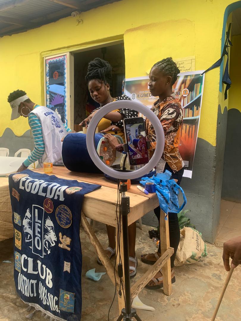 egbeda_leo's tweet image. Upcycling transforms waste into valuable resources, and we're thrilled to have trained students and community members in this innovative practice during our session last week on June 8th, 2024.

#EgbedaLeoClub
#BridgingBrightHorizons
#CoreProject
#Upcycling 
#Training
#WeServe