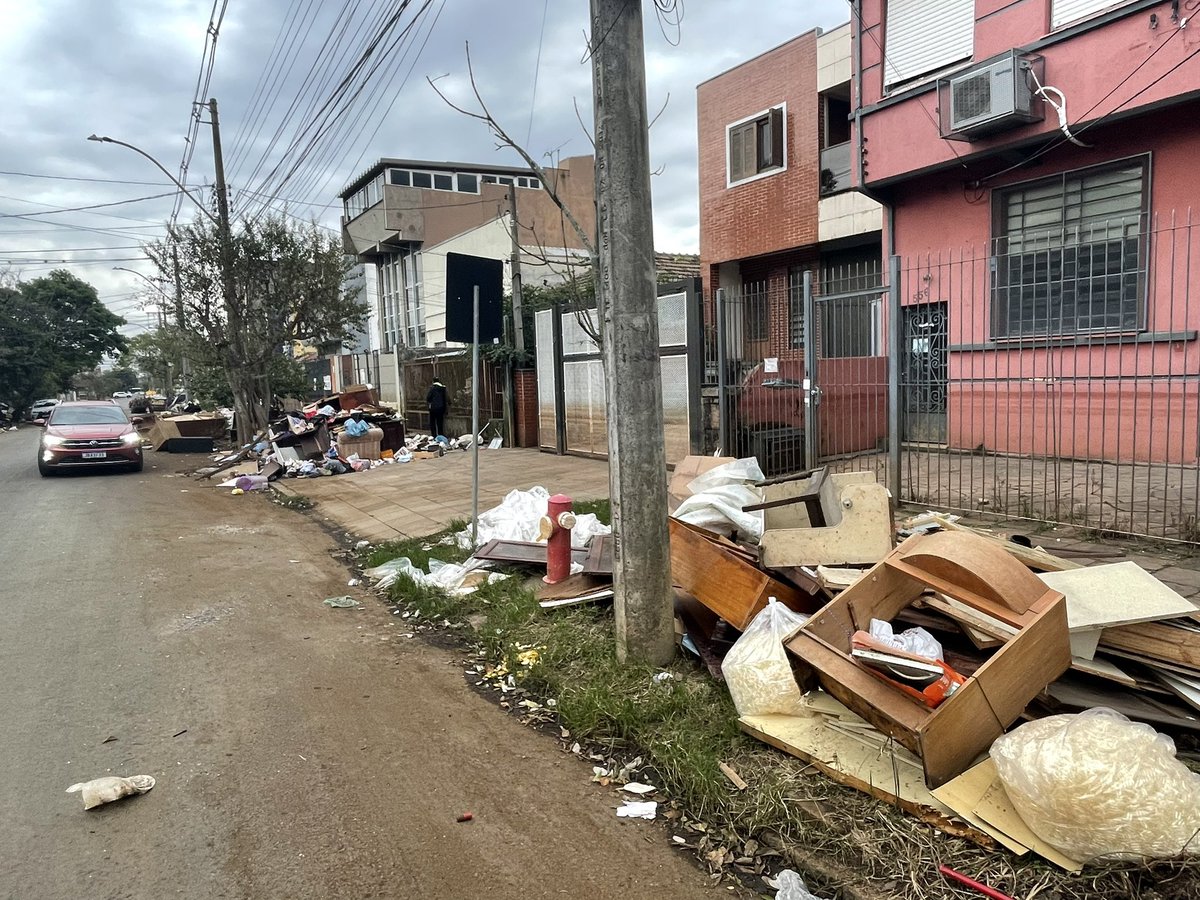 metsul's tweet image. AGORA | Direto das ruas! Começamos a percorrer o Quarto Distrito, onde horas antes do começo da chuva e um mês e meio após o começo da enchente há muito entulho ainda nas ruas, agravando o risco de alagamentos. Este é o cenário na Rua Buarque de Macedo. 📷 @metsul