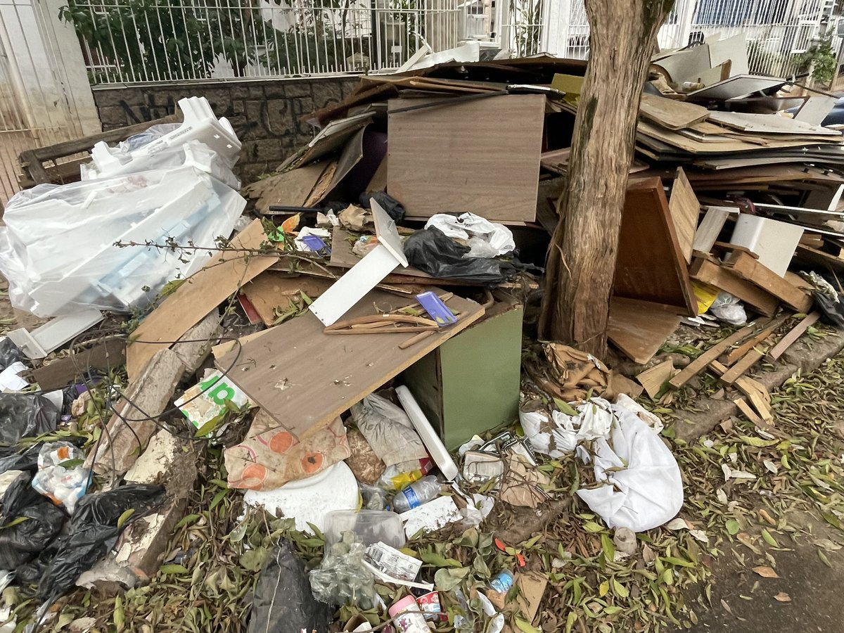 metsul's tweet image. AGORA | Direto das ruas! Começamos a percorrer o Quarto Distrito, onde horas antes do começo da chuva e um mês e meio após o começo da enchente há muito entulho ainda nas ruas, agravando o risco de alagamentos. Este é o cenário na Rua Buarque de Macedo. 📷 @metsul