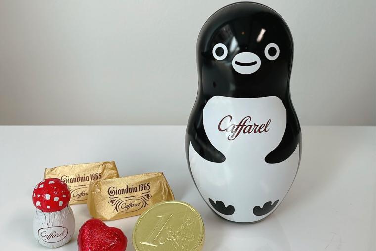 japanesesnack7's tweet image. Discover the Suica Penguin Piccolo Can by Caffarel! This cute can features the iconic Suica Penguin and five delicious chocolates from the Italian brand Caffarel. A perfect Tokyo souvenir! 🐧🍫 #TokyoSweets #SuicaPenguin #Caffarel #TokyoSouvenir #ChocolateLovers #TokyoGifts