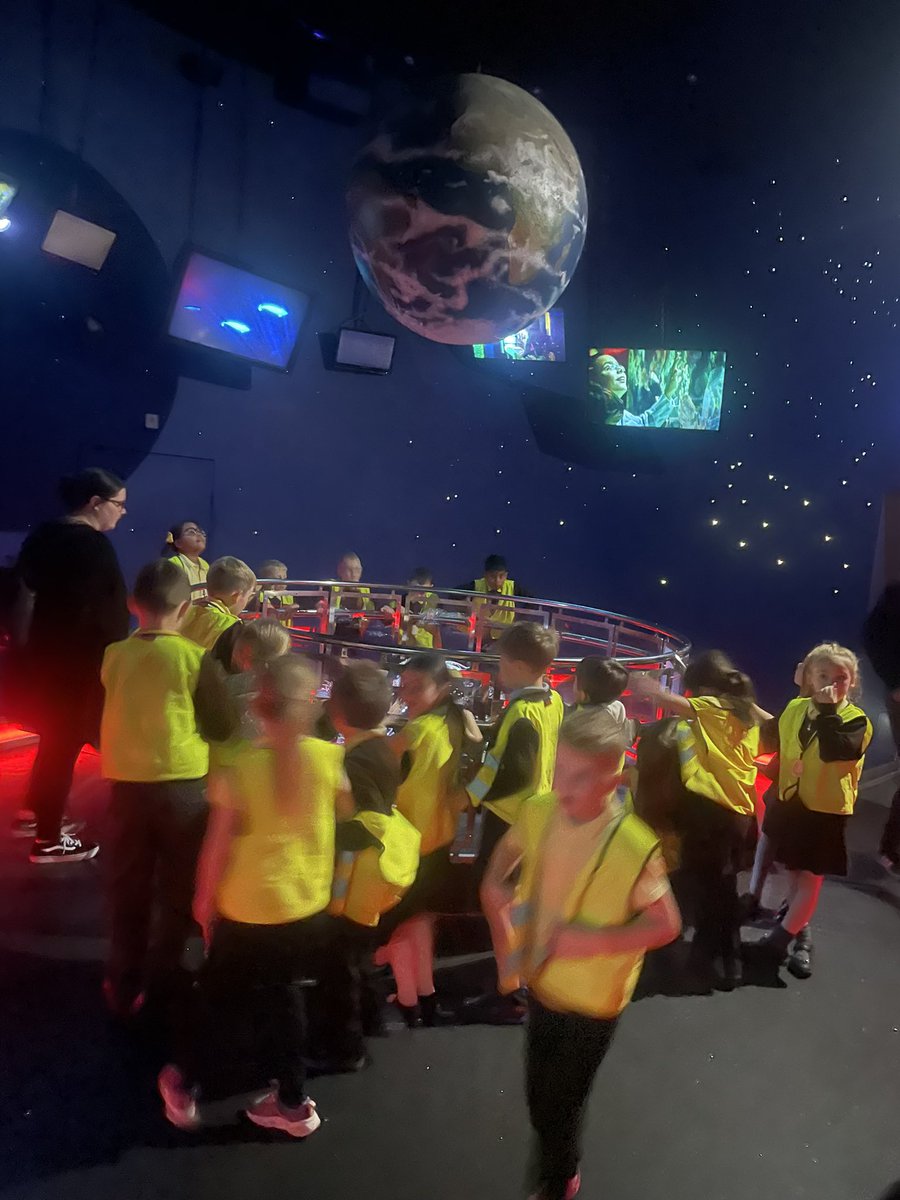 EastfieldPSHull's tweet photo. 2AH really enjoyed their trip to The Deep this week. We loved seeing some interesting marine animals, learning about their habitats and took part in a workshop exploring each continent! π π‘π¦π¦π§ #epsscience #epsgeography https://t.co/n89KqY2uLy