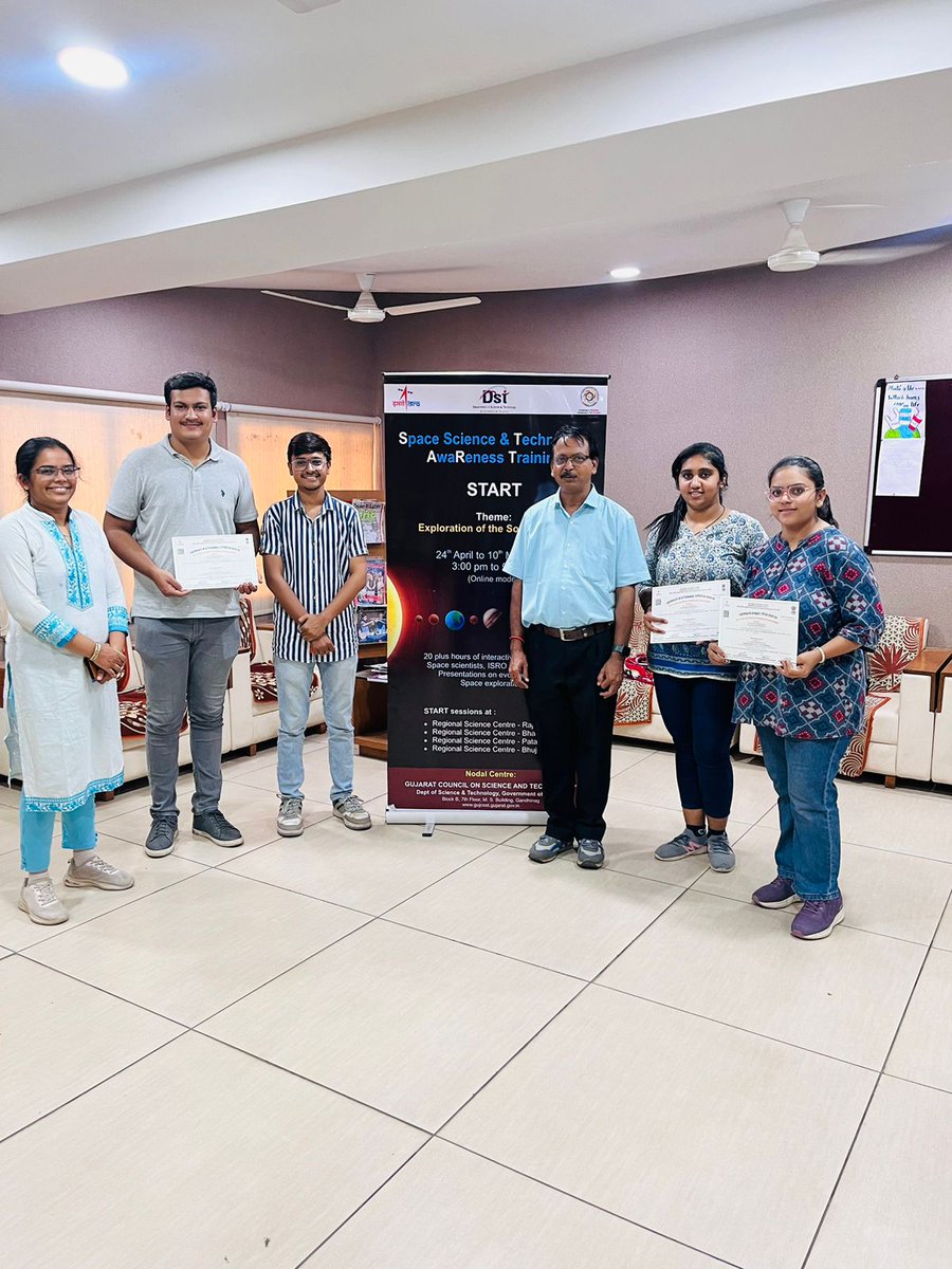 IGujcost99067's tweet photo. The START Program of ISRO organized by GUJCOST as the nodal center on the theme "Know your Solar System".

250 students from 12 districts of Gujarat participated.

Advisor GUJCOST @narottamsahoo  distributed Certificates to the participants of the program  
@InfoGujcost https://t.co/1wr3oS3yGf