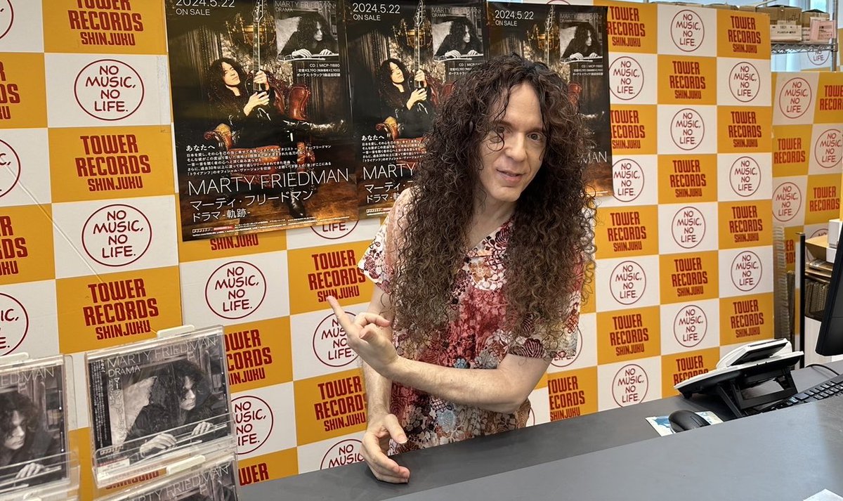 marty_friedman's tweet photo. タワレコ新宿店に来店してくださった皆様、ありがとうございました！！
ではでは来週大阪の梅田店で会いましょう！！２２日IN OSAKA ❗️❗️ https://t.co/CfSRiI6pOS