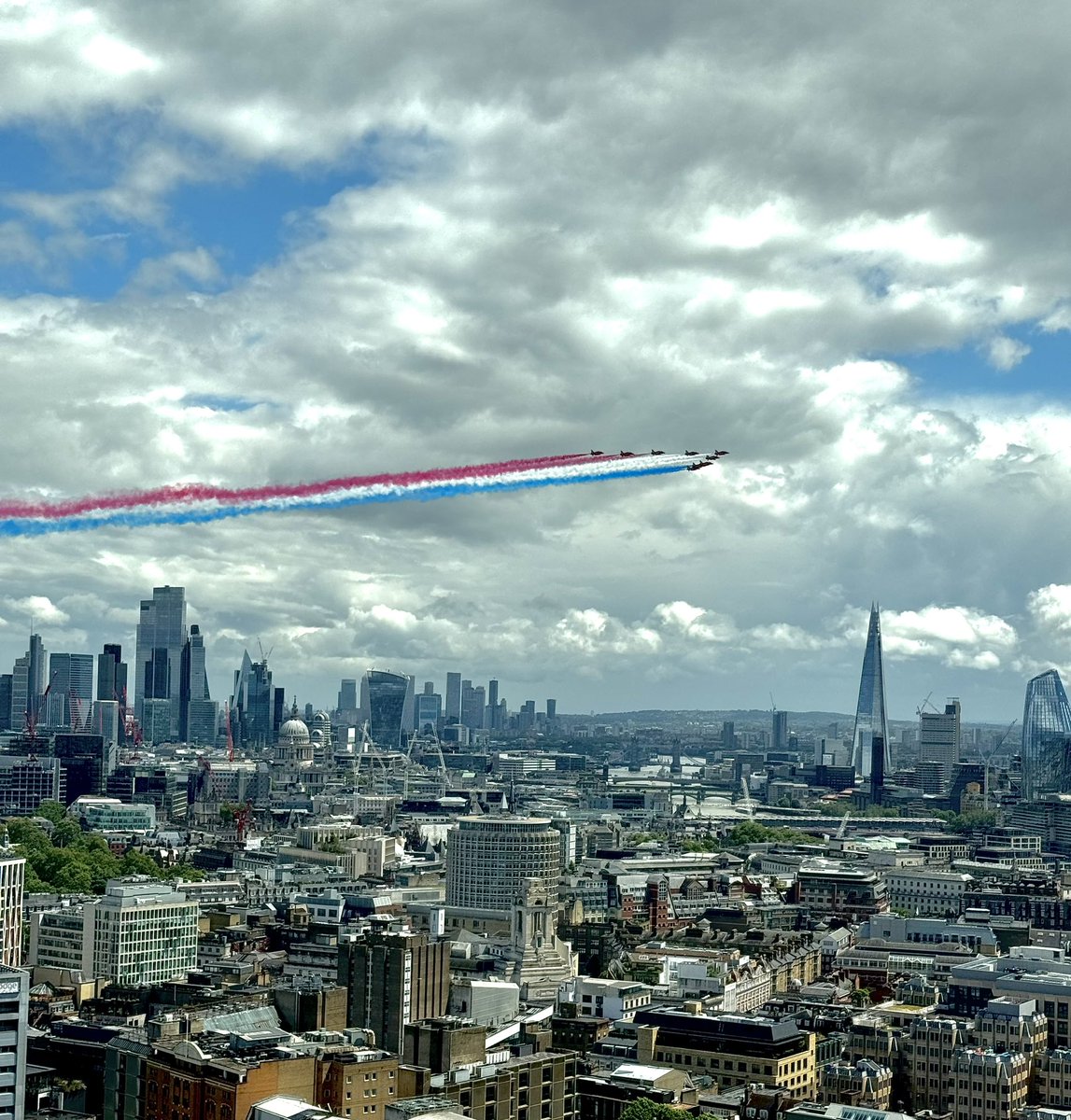 ashtrunley's tweet photo. Countries a mess but the red arrows never fail to impress 🇬🇧 https://t.co/FyQWjOJfVp