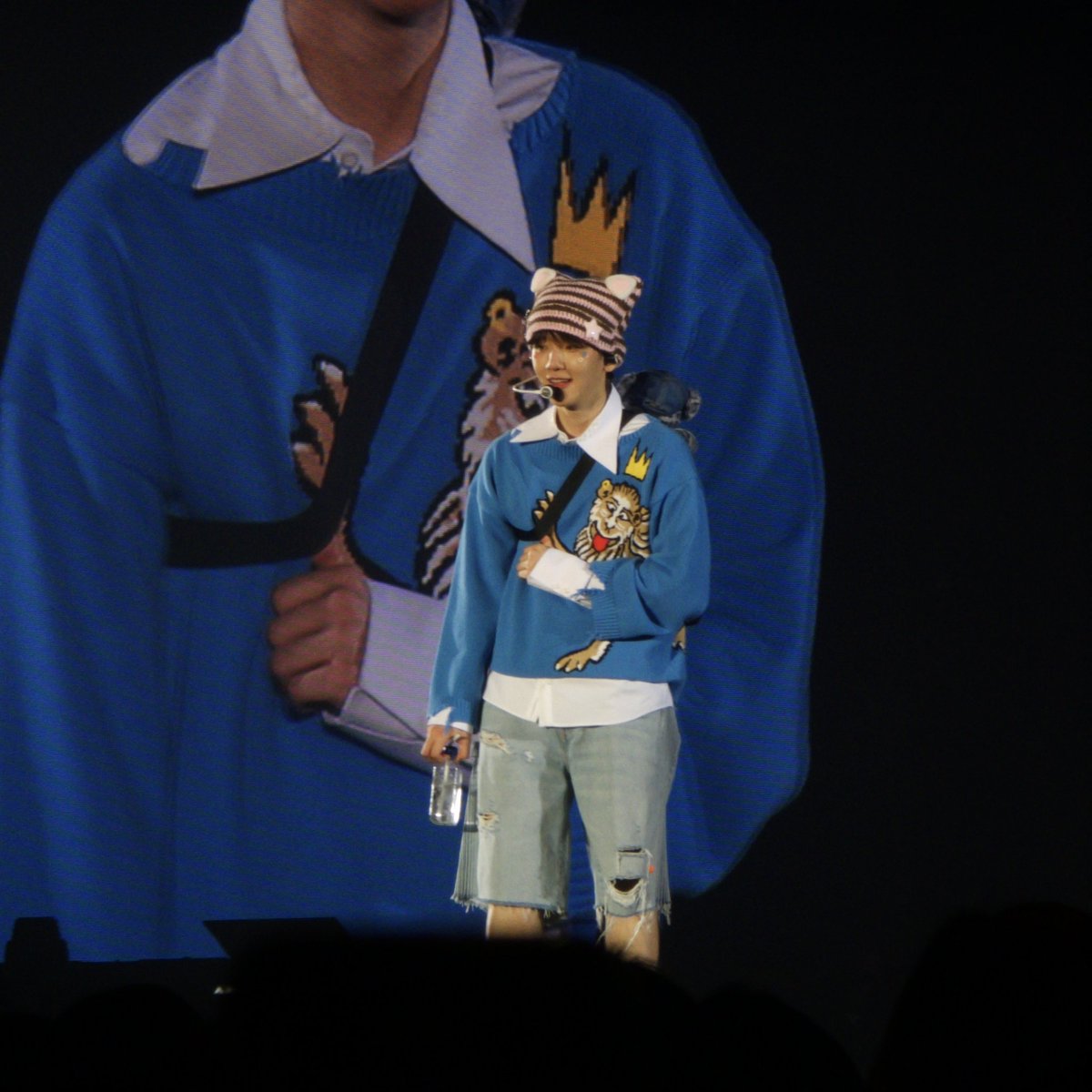 berrycdefg's tweet photo. 애들아....이거바바
백현이 귀여움은 세상이 돕는당!
뒤에 전광판 땜에 큥냥이 왕관 씀👑 https://t.co/8c57Q5bN2L
