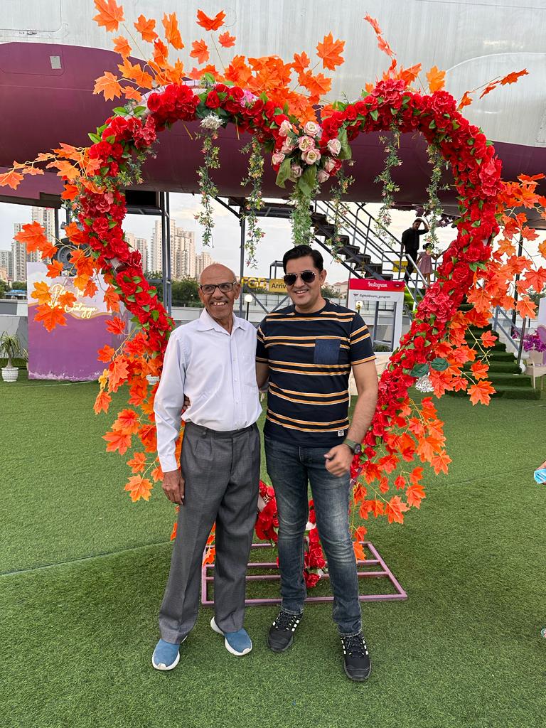 Susheel_Kataria's tweet photo. Happy #FathersDay as you grow up your dad feels that he is again growing in you.
@arbaazSkhan
@imbhandarkar
@AdhyayanSsuman
@iHrithik
@abhijeetsinger
@Nawazuddin_S
@ipritamoffical
@Amitabhthakur
@timesofindia
@aajtak
@rahulkanwal
 #selfiewithdad https://t.co/7I03JvNpS3