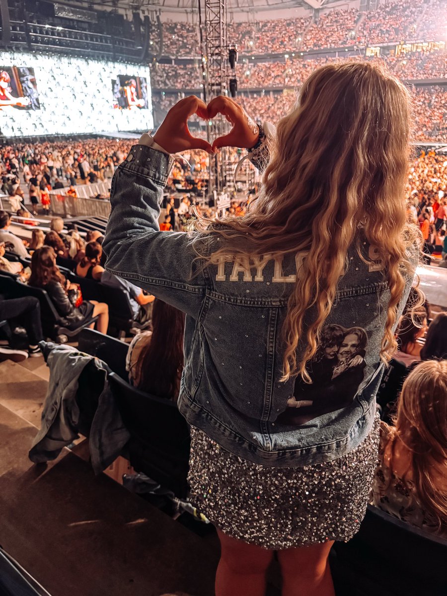 TSparklingSwift's tweet image. Holding on to the memories 🥹🫶🏼 #TSTheErasTour @taylornation13