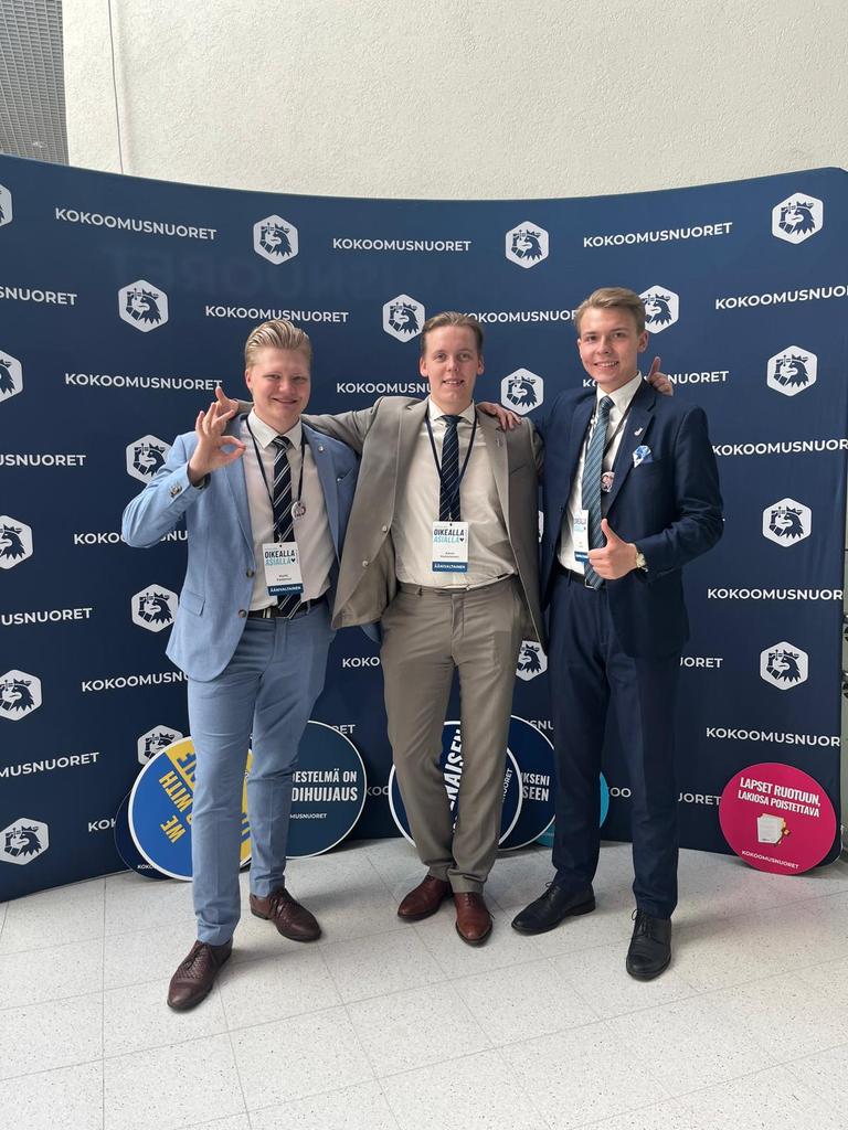 Ystävieni <a href="/MatsUotila/">Mats Uotila</a> ja <a href="/AaronKomulainen/">Aaron Komulainen</a> kanssa kokoomuksen puoluekokouksessa ojentamassa oikeistolinjaa.

Eiköhän tämän päivän jälkeen ole taas tuuman verran oikeistolaisempi kokoomus.