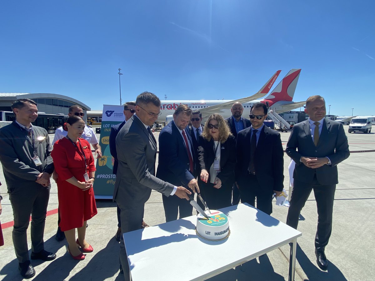 KrakowAirport's tweet photo. ▶ W sezonie #Lato2024 #PROSTOzKRAKOWA będziemy mogli aż 12 razy w tygodniu polecieć do Szardży. Nowe połączenie #AirArabiia to również wachlarz możliwości dalszych podróży. Dla Krakowa i Małopolski to okazja do ugoszczenia jeszcze większej ilości turystów z tamtej części świata. https://t.co/ztqywFeAWm