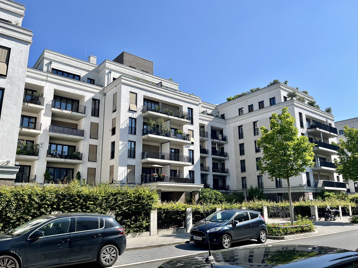 DGlanzGermany's tweet photo. フランクフルトで人気の新興住宅地・ヨーロッパ街 (Europaviertel) です。

緑も多く、治安も万全。地下鉄の開通前なのが玉にキズですが、大型モールや中央駅へはバス一本です。

#ドイツ不動産 #フランクフルト不動産 #フランクフルト駐在 #築浅物件 #ドイツの家探し #フランクフルトのマンション https://t.co/SWcMN6BR6d