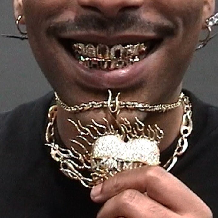Kulturlesite_'s tweet photo. 🚨 Le rappeur Rome Streetz s’en prend à Laylow pour avoir “copié collé” la cover de son album : 

« Ces rappeurs français aiment voler mes trucs et pensent que je ne le vois pas.. 

L’imitation est la plus grande forme de flatterie mais je n’accepte aucun plagiat bas de gamme. » https://t.co/DCM5tTpJFY