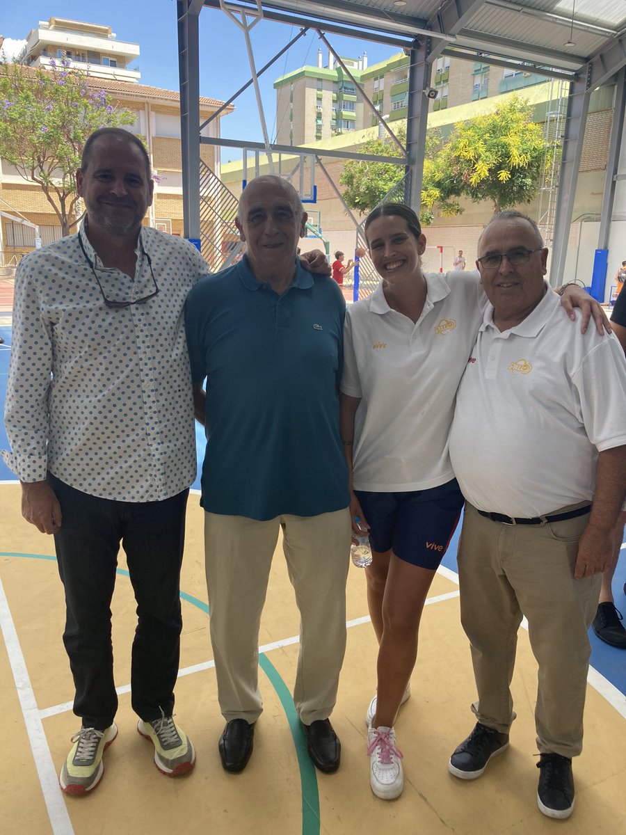mariarms14's tweet photo. Mucho baloncesto del que se hace con cariño en esta foto y servidora. Qué suerte la mía ❤️ https://t.co/pABGk5HMVs