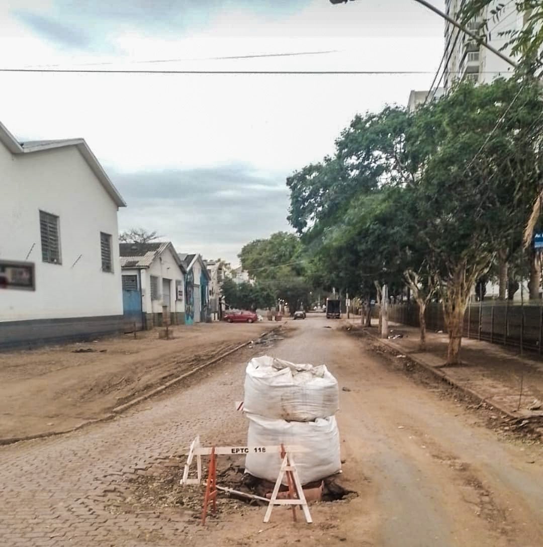 dmaepoa's tweet photo. ⚙️ Colocamos bags de 1ton cada, nos condutos forcados das avenidas Polônia e Assis Brasil, para evitar que as tampas elevem e formem chafarizes nas ruas. Em seguida as equipes vão sinalizar melhor os locais. https://t.co/lR6fbrqkcV