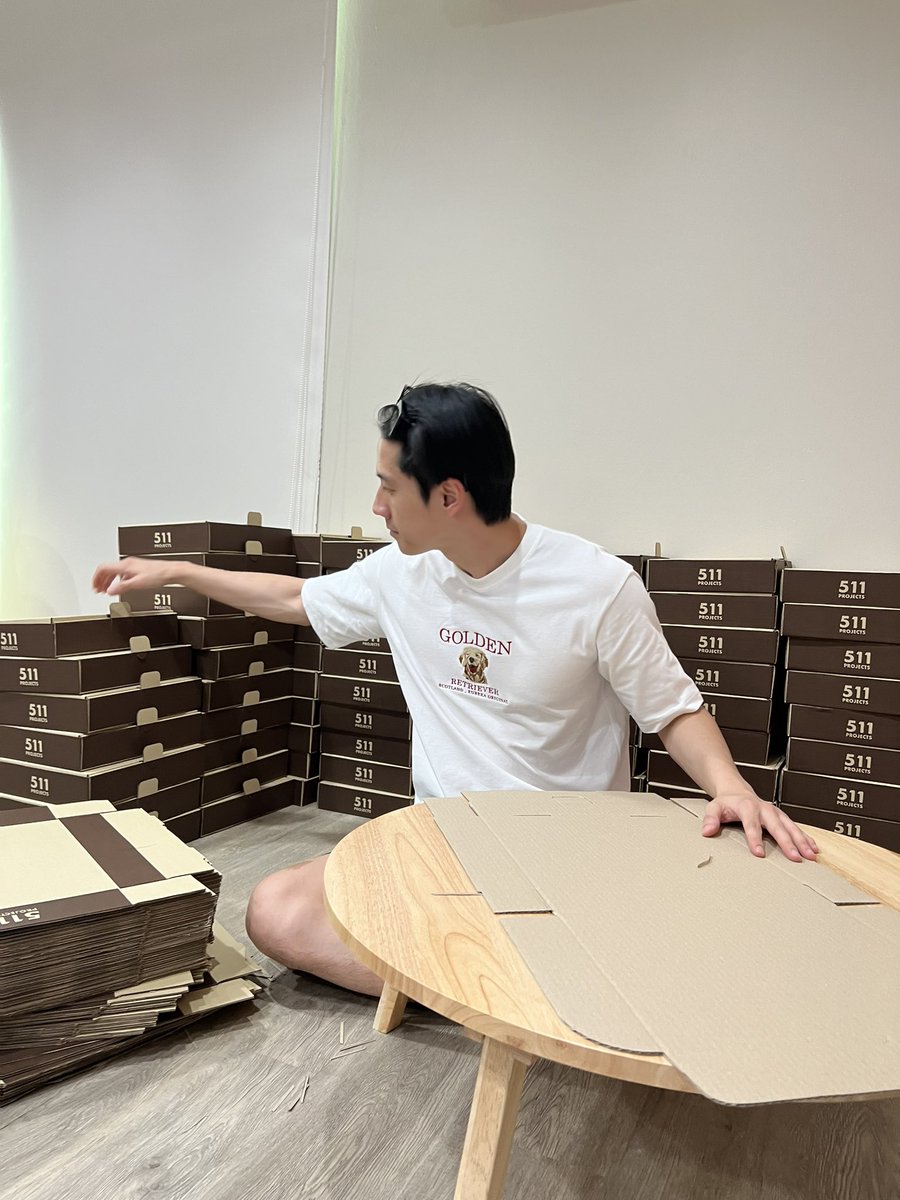 พ่อค้ากำลังนั่งพับกล่องเตรียมแพ็คสินค้าจัดส่ง ขออภัยในความล่าช้าเนื่องจากช่วงนี้พ่อค้าถ่ายซีรีส์เกือบทุกวันน🙇🏼‍♀️🙏🏻🥹 
#511PROJECTS #BD511