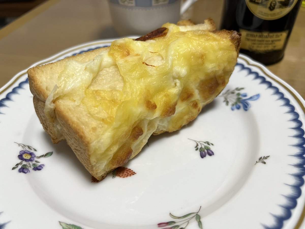 hama_ws's tweet photo. うちの近くのアトリエダイジローさんで入手したクロックムッシュ、クイニーアマンとプリンを、マリアージュフレールのロシアンブレックファーストでいただいた。
ミルクや卵の濃いお味、おいしかった。
#アトリエダイジロー #プリン #mariagefrères #russianbreakfast #richardginori https://t.co/PHEzNAgS91