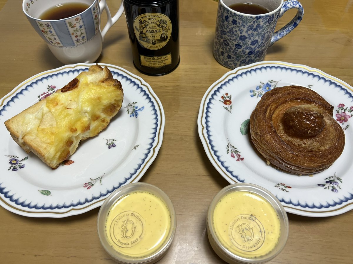 hama_ws's tweet photo. うちの近くのアトリエダイジローさんで入手したクロックムッシュ、クイニーアマンとプリンを、マリアージュフレールのロシアンブレックファーストでいただいた。
ミルクや卵の濃いお味、おいしかった。
#アトリエダイジロー #プリン #mariagefrères #russianbreakfast #richardginori https://t.co/PHEzNAgS91