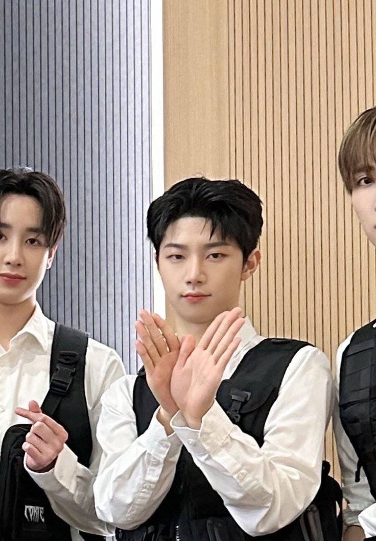 lvyunwooxikers's tweet photo. hyunwoo's ✋️
#xikers #싸이커스 #roadymap #HYUNWOO #현우 #kpopstan #kpop #KQENT https://t.co/mMm1iEFk8P