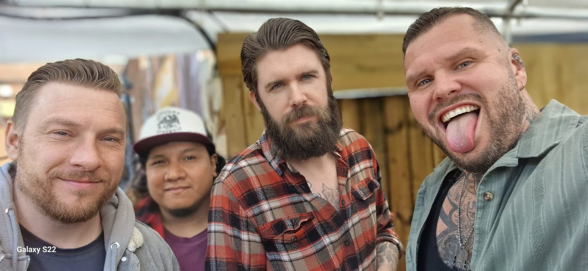 Head to the bar, take out my card, I’m going in, I’m going hard. 🎵 

4 Lightweight champions on the razz.