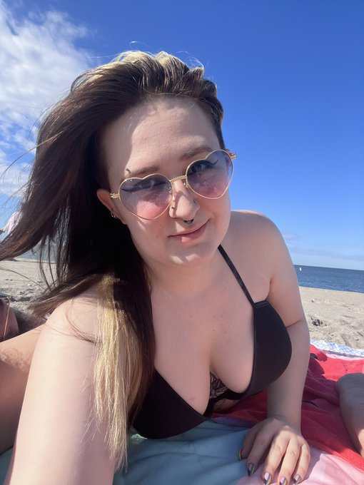 Curse of Curves ☀️🖤☀️ https://t.co/T5EWNKhskv