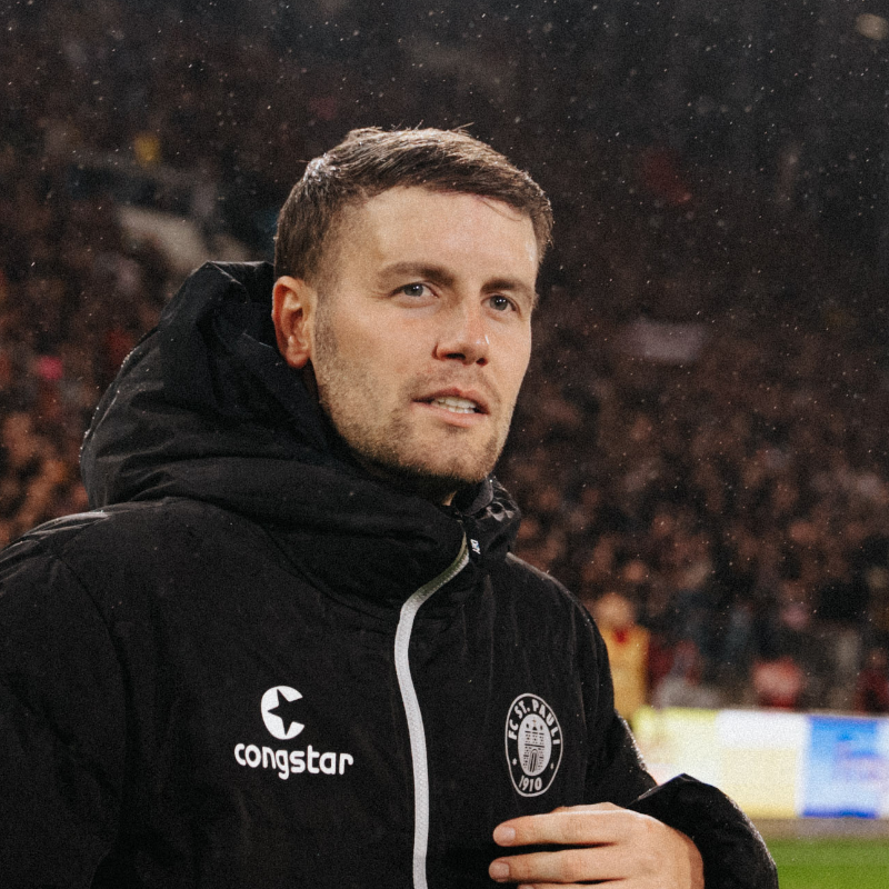fcstpauli's tweet photo. Unser bisheriger Cheftrainer Fabian #Hürzeler wechselt ab sofort in die englische Premier League zu @OfficialBHAFC. Eine Entscheidung über die zukünftige Besetzung des Trainerteams beim FC St. Pauli ist noch nicht gefallen. Alle Infos &amp; Stimmen zum Transfer. ⤵️

#fcsp