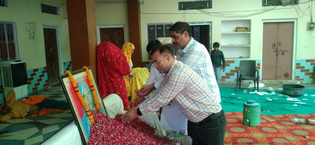 स्वर्गीय कमली देवी प्रधान पंचायत समिति सपोटरा माननीय एमएलए श्री हंसराज जी की माता जी को पुष्पांजलि अर्पित कर उनकी आत्मा को प्रभु श्री राम से शांति प्रदान करने की एवं पीड़ित परिवार को दुख सहन करने की शक्ति प्रदान करें कामना करता हूं