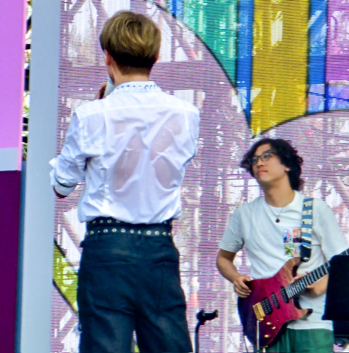 준쨩 손꾸락 다치고 모기새끼 왕크게 물리고 온몸이 다 젖어서 시스루블라우스가 되어도 10분이라도 공연 할 수 있다면 오겠다고 하는 데뷔 21주년 아티스트 준수. 온몸이 부서져라 뛰어다니며 고퀄리티  갓벽한 무대를 늘 보여주는 멋진 나의 아티스트 준수. 세상 사람들 모두에게 준쨩 자랑하고시뻐