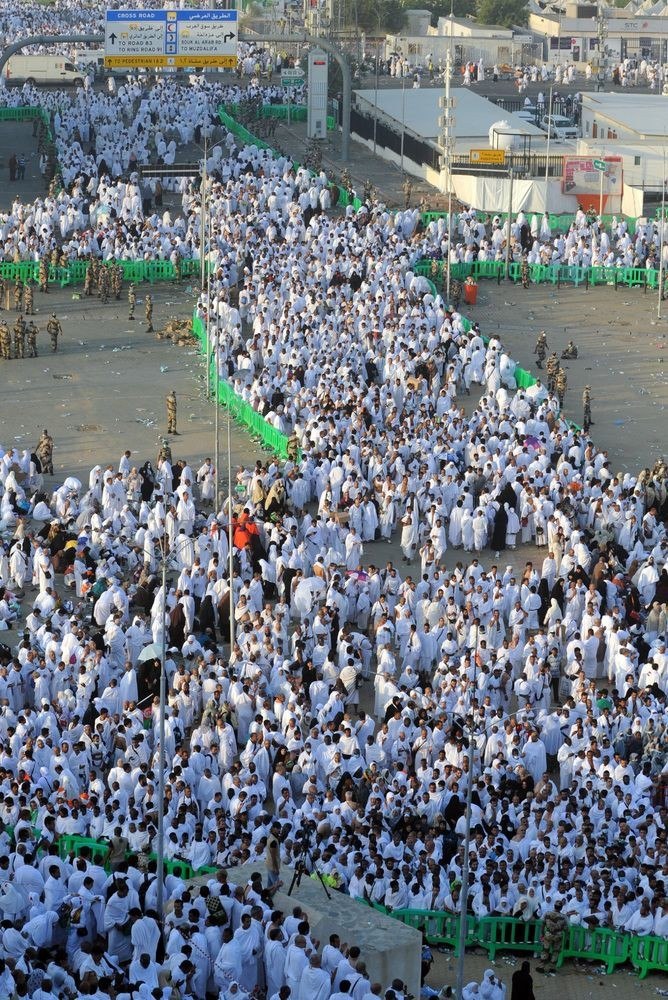 .
للحُجَّاج التَّلبِيَة ولَنا التَّكبير ، ولهُم الوُقوف بِعَرفة ولَنا صِيامُ عَرفة ، وعليهِم الهَدي وعلَينا الأضحِيَة ... فسُبحان مَن أكرَمَنا و أكرمهُم 
أحيوا سنة التكبير 🖤
#حج_١٤٤٥هـ 
#الحج_الاكبر🕋
#غيمة_ممطرة
#كلمات_عابرة_للدعم