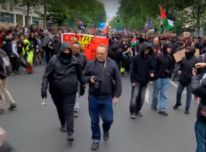 LaurentObertone's tweet photo. Le marteau ? C'est pour accrocher une affiche pacifiste dénonçant la violence de l'extrême droite https://t.co/BlUidk1xIw