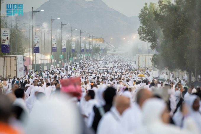 "الله أكبر والفـؤاد مهللٌ
ويكاد ينطق هاتفًا لبيك
الله أكبر والمدائح كلها
منثورة يارب بين يديـك"
#ادعيه_ليوم_عرفه_يوم_الأمنيات 
 #عرفات