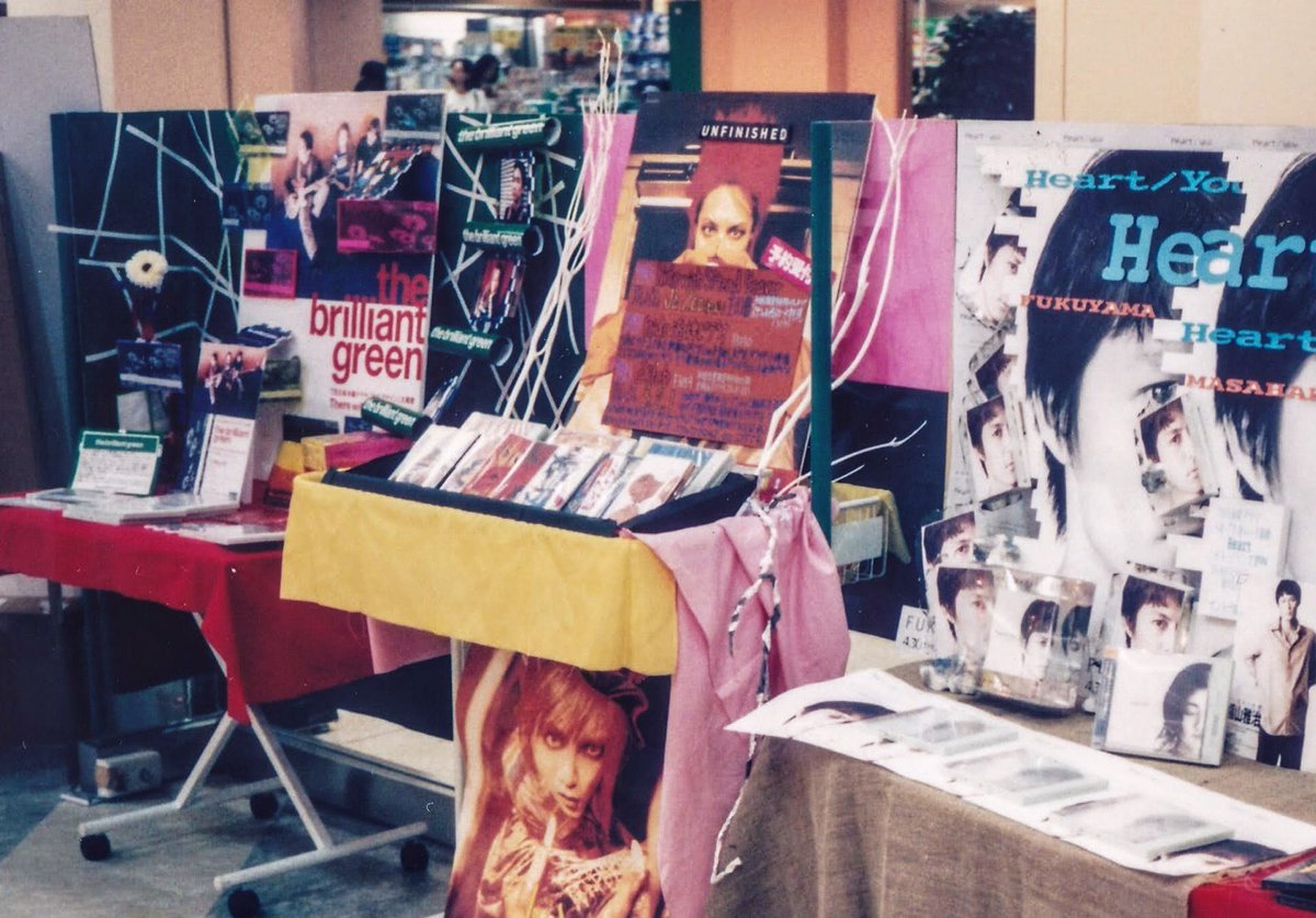 nt_put's tweet image. 1998年5月。ドラマ主題歌でブレイクしたブリリアントグリーンだが、実はその前に出ていた英語詞によるシングル2枚も当店はかなりプッシュしていた。『MISTER MOON』と『GREEN WOOD DIARY』は当時、ほぼ完璧なギターポップと思ったし、何なら今でもそう思っている。 
#懐かしのCDショップ
