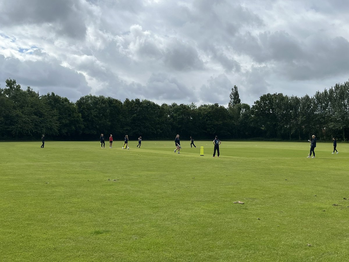 Unfortunately the rain stopped play this morning for our U13 hardball team. They were unable to finish the game after a strong batting performance ☔️. Our U13 softball team were victorious in a great game against Kings High School. Well done girls 🏏