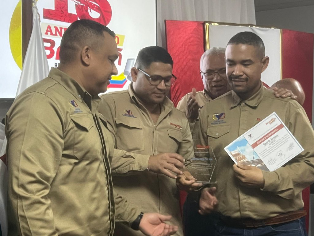 BRIQVEN_CVG's tweet photo. Como parte de la programación preparada para celebrar los 13 años de BriqVen, los trabajadores y trabajadoras recibieron botones por años de servicios. https://t.co/FLsLqrre3U