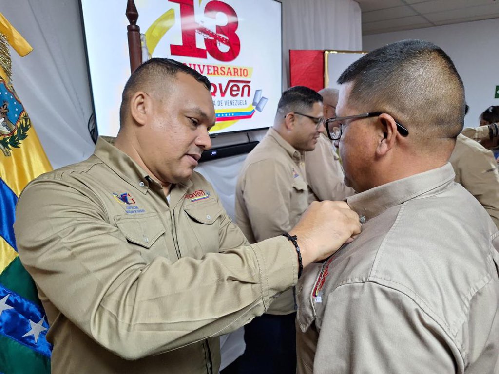 BRIQVEN_CVG's tweet photo. Como parte de la programación preparada para celebrar los 13 años de BriqVen, los trabajadores y trabajadoras recibieron botones por años de servicios. https://t.co/FLsLqrre3U