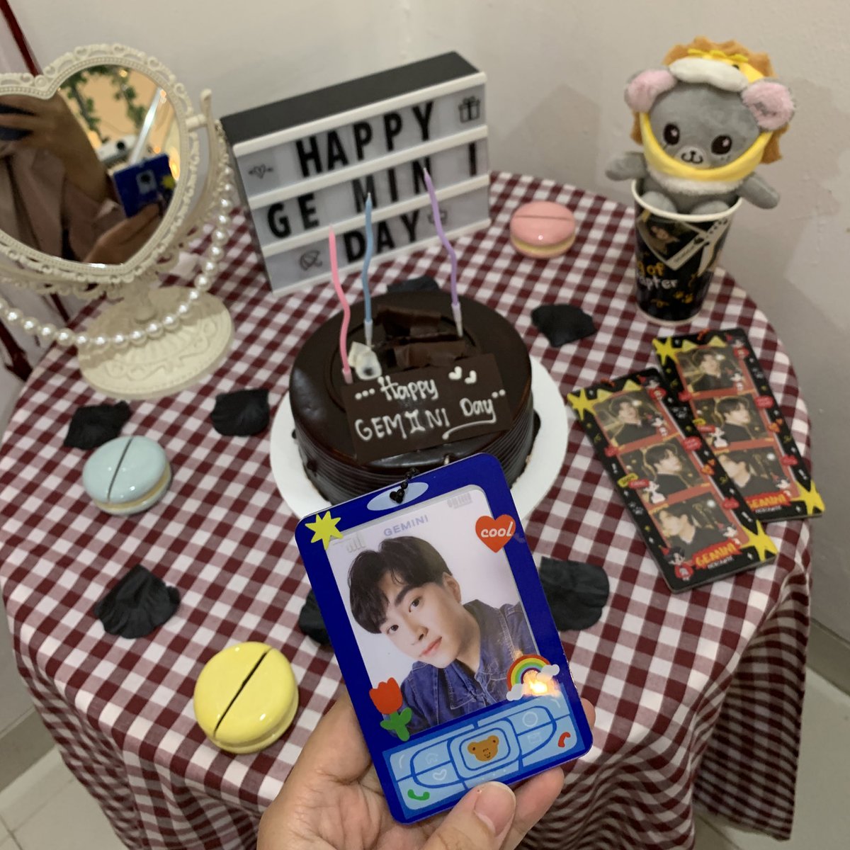 fourthjolly's tweet photo. gemi’s bday party🎉  met lots of internet people here :D 

tft yea<3 @llibkin @4thbackburner https://t.co/6Sx3GH7xBO