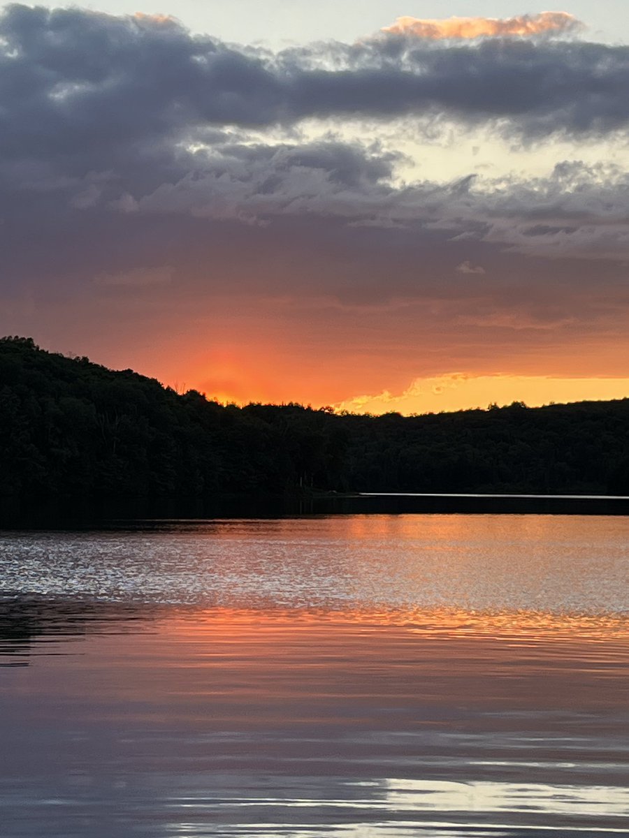 Evening Voyageur canoe with <a href="/BlantyrePS_TDSB/">Blantyre Public School</a> grade eights…Mother Nature did not disappoint!! #gradtrip #natureconnection <a href="/tdsb/">Toronto District School Board</a> <a href="/TOES_TDSB/">TOES_TDSB</a>