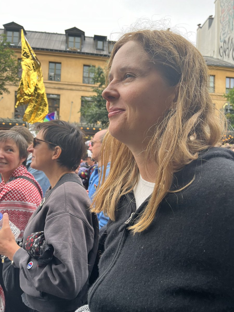 La réalisatrice palme d’or Justine Triet dans la rue contre l’extrême droite avec le Pink Bloc parce que « y a pas le choix » 💜 <a href="/humanite_fr/">L'Humanité</a> #nouveaufrontpopulaire #LegislativesAnticipée #antifascime