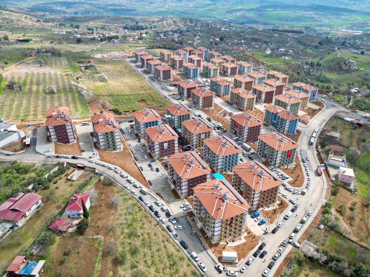 TCkahramanmaras's tweet photo. 📍 #Kahramanmaraş #Akyar #Toki
Valimiz Mükerrem Ünlüer, #AFAD Başkanı Vali Okay Memiş, Kahramanmaraş Milletvekili @omerOBDebgici, Büyükşehir Belediye Başkanı @firatgorgel, Dulkadiroğlu Kaymakamı Dr. Fatih Çelikkaya ve İl Emniyet Müdürü Nurettin Gökduman ile
birlikte yeni konutlarına taşınan Akgül ailesine bayram ziyaretinde bulundu.
🏘️ Vali Ünlüer ve beraberindeki heyet, Dulkadiroğlu Akyar Toki konutlarında bayram öncesi sıcak ve güvenli yuvalarına kavuşan Fadime Hanım ve Ahmet Bey’e hayırlı olması dileklerinde bulundu.
İçişleri Bakanımız Sn. @AliYerlikaya, ziyaret esnasında telefon bağlantısı ile deprem konutlarında ikamet eden Ahmet ve Fadime AKGÜL çiftimizle görüşerek, aileye yeni evleri için hayırlı olsun dileklerinde bulunarak bayramlarını kutladı.