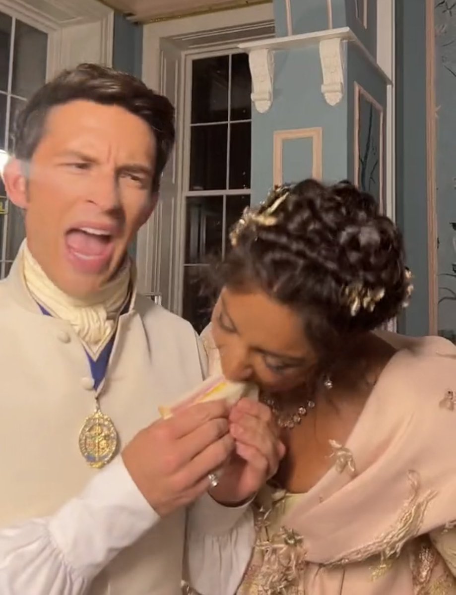 iris_bee_'s tweet image. SIMONE ASHLEY AND JONATHAN BAILEY, THE CLOWNS THAT YOU ARE 😂
