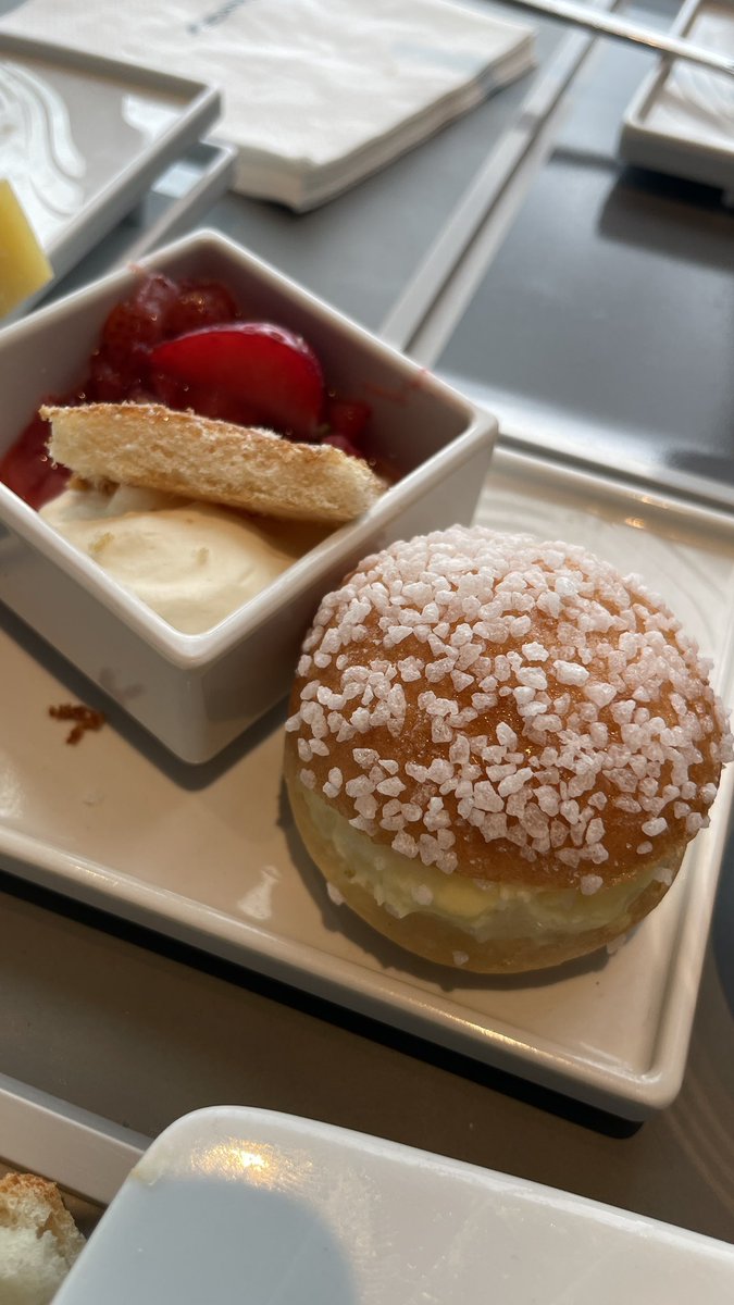 h2okapi's tweet image. Les rencontres inattendues sont toujours les meilleures, surtout au salon @airfrance avec @Gate7aviation  Bon samedi et bons vols à tous. 🥂