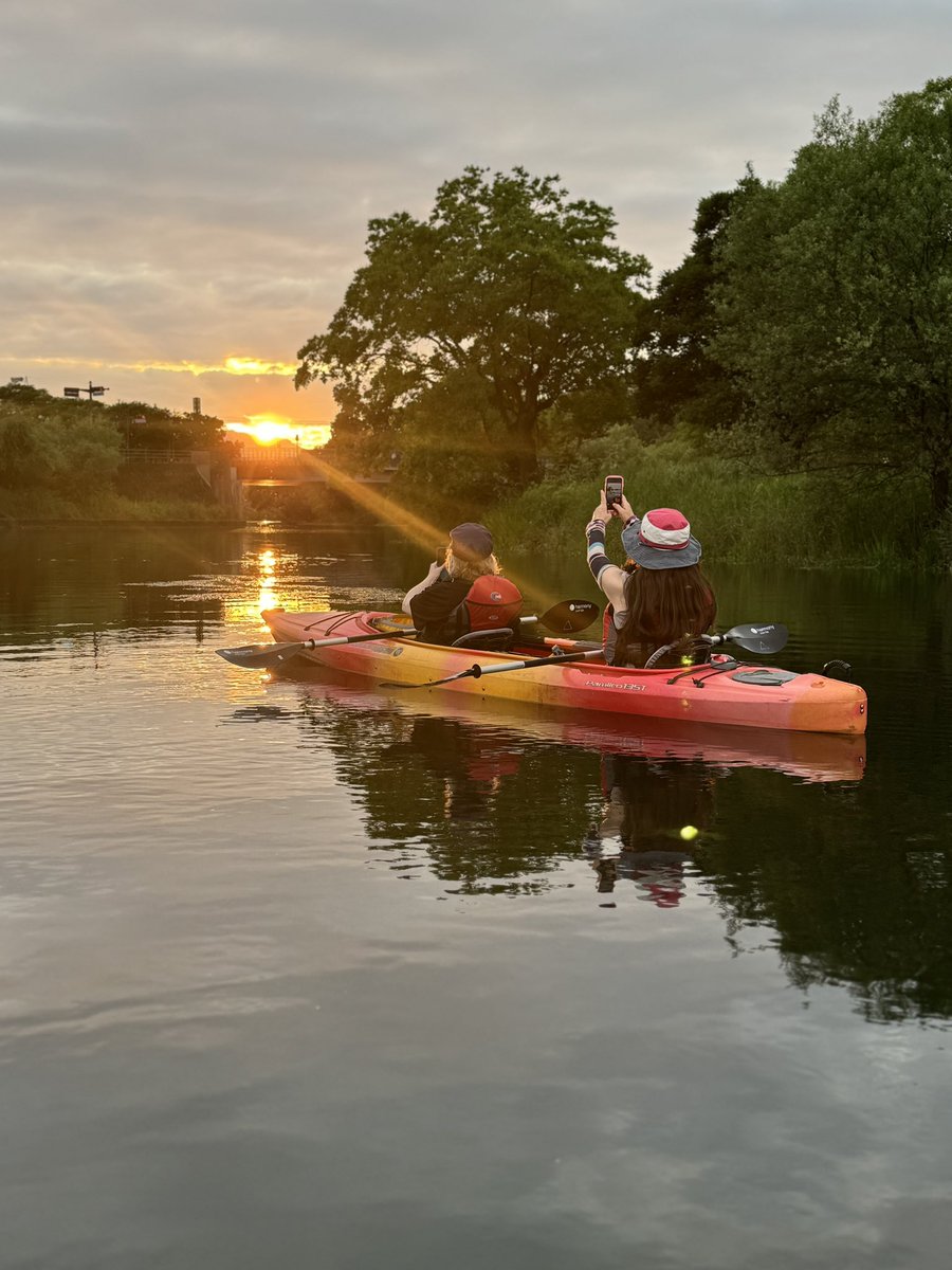 GoNature30132's tweet photo. 曇り予報でしたが日の入り寸前���奇跡の夕陽！#gonature #ゴーネイチャー #kayaking #sunset #sunsetkayaking #kumamoto https://t.co/BdrJxLmrqA