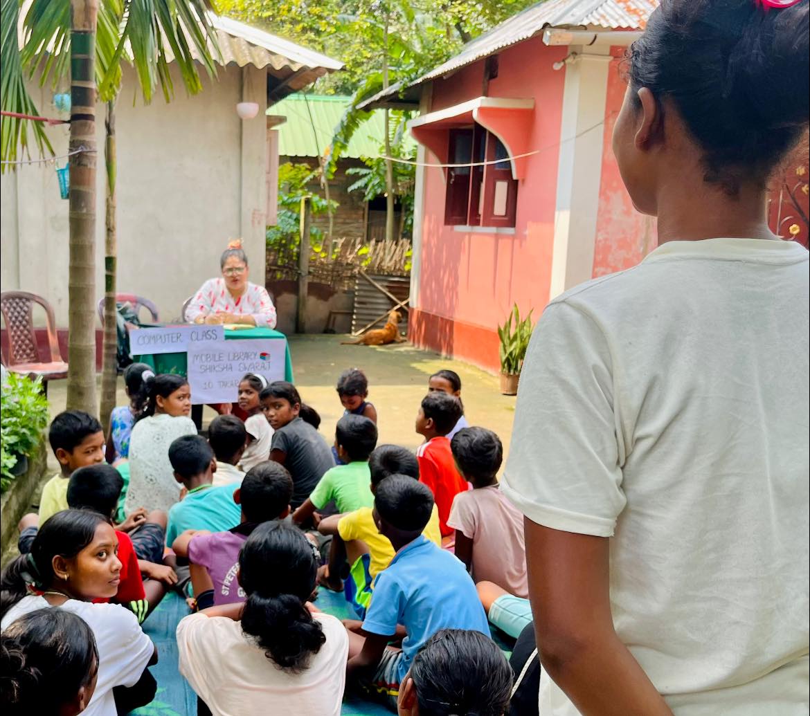 LLHINDIA's tweet photo. Today’s early morning #10_Takar_Tuition and #MobileLibrary Books distribution in a closed Tea Garden of Siliguri Uttarbanga. Over 50 students joined their first class on Computer Training, English and other subjects. #MobileLibraryShikshaSwaraj🙏😊 https://t.co/nQknXLXuJe