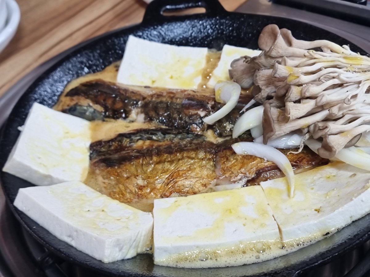 mjhosd's tweet photo. 홍천 수타사 가는 길에 만나는 고등어두부구이 맛집입니다.
금방한 솥밥으로 더 맛있는데요
1인분에 13,000원
���밥 포함입니다

#홍천수타사맛집 #홍천맛집 #홍천여행코스 
#고등어구이맛집 #고등어두부구이 https://t.co/a6NecNPf7Q