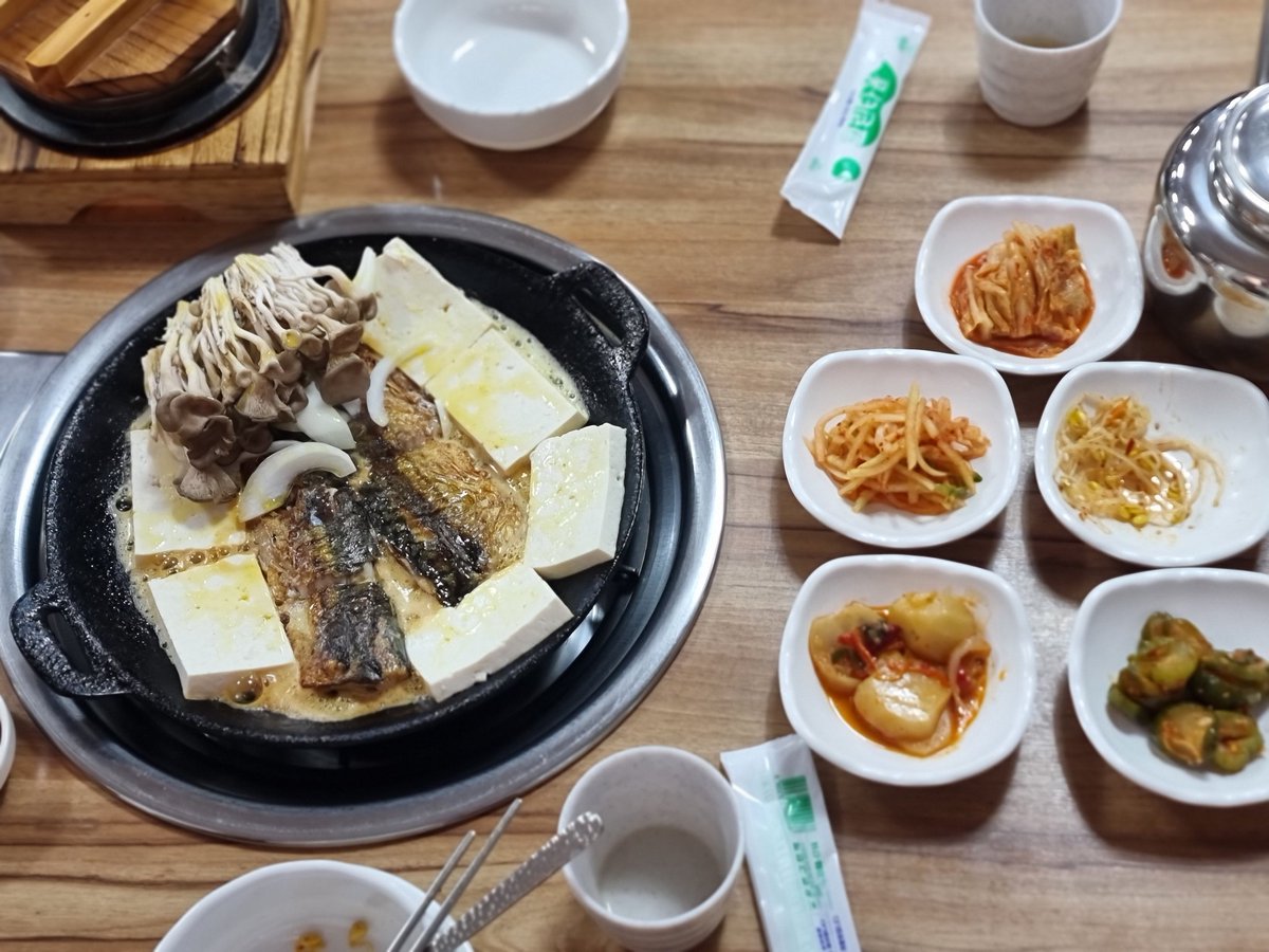 mjhosd's tweet photo. 홍천 수타사 가는 길에 만나는 고등어두부구이 맛집입니다.
금방한 솥밥으로 더 맛있는데요
1인분에 13,000원
���밥 포함입니다

#홍천수타사맛집 #홍천맛집 #홍천여행코스 
#고등어구이맛집 #고등어두부구이 https://t.co/a6NecNPf7Q