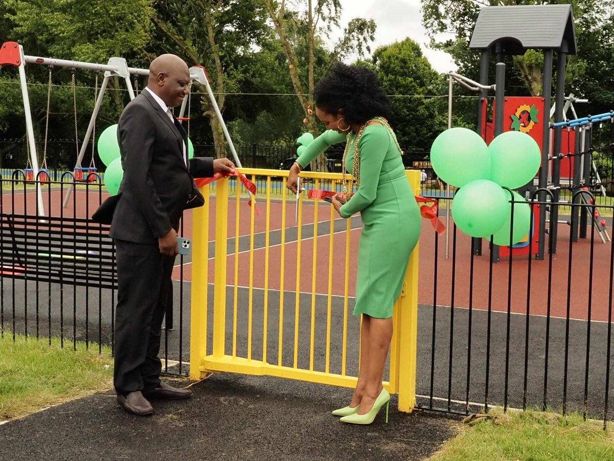 MayorsOpening's tweet photo. Mayor of Leeds opens a new playground ✂️🎈 https://t.co/vJsUsGwrO9