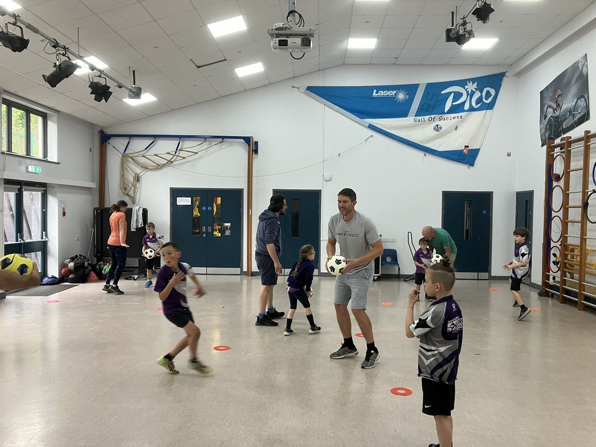 LjdCoaching's tweet photo. It was a pleasure to run @StBreockSchool family engagement football session yesterday afternoon. 24 young people,parents, 
Grandparents,guardians all having fun together. #fantasticfridayfamilyfun #F4 #havefun #playsport #makefriends https://t.co/DXQV7jQumQ