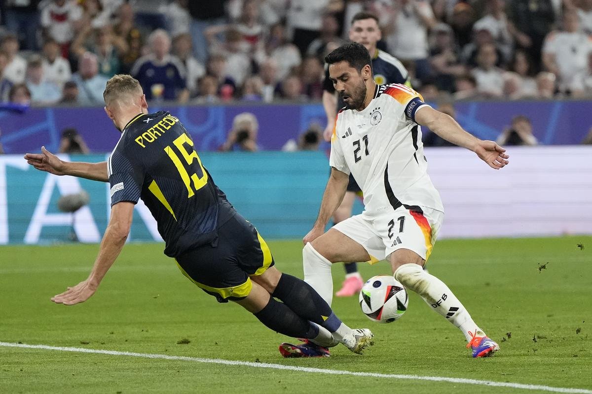 MyBreakNews_en's tweet photo. Ryan Porteous: EURO 2024- Why was Ryan Porteous given a straight red card i......... #RyanPorteous https://t.co/No0UBUF1pl https://t.co/nhGIaGkQ9M