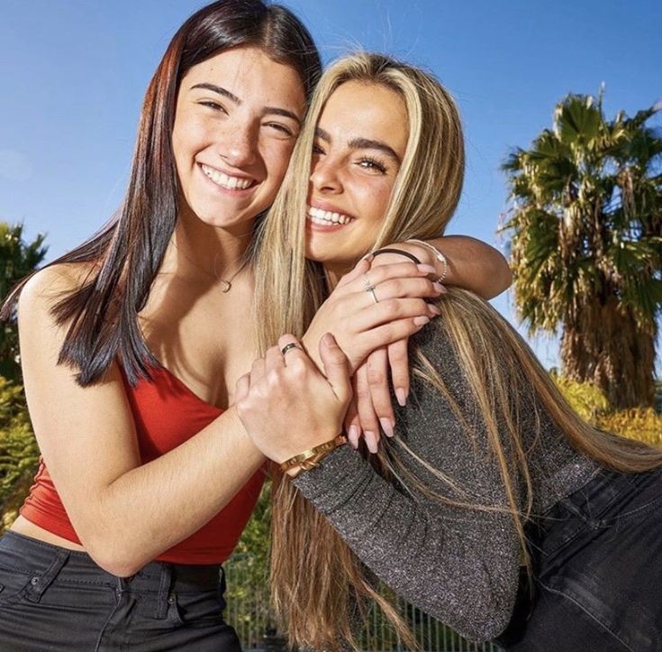 charsfavv's tweet photo. I miss their duo .. @charlidamelio @whoisaddison @dixiedamelio #dixison #chaddison https://t.co/SmYc2a2hbb