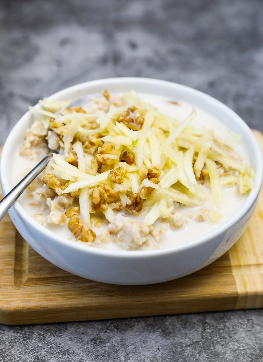 Apple And Walnut Porridge With Maple Syrup dlvr.it/T8K9VS